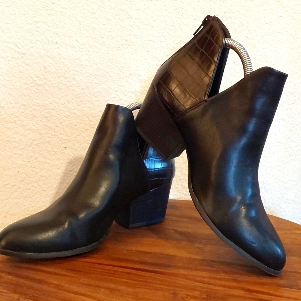 SO Black Croc Embossed Cut out POINTY toe Back Zip Neutral Booties New! Sz.9.5